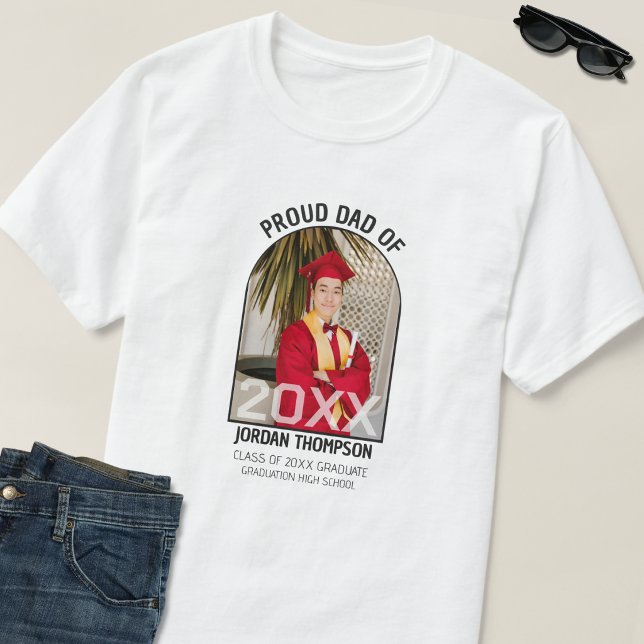 Proud Dad Black & White Arch Photo 2026 Graduation T-Shirt (Von Creator hochgeladen)