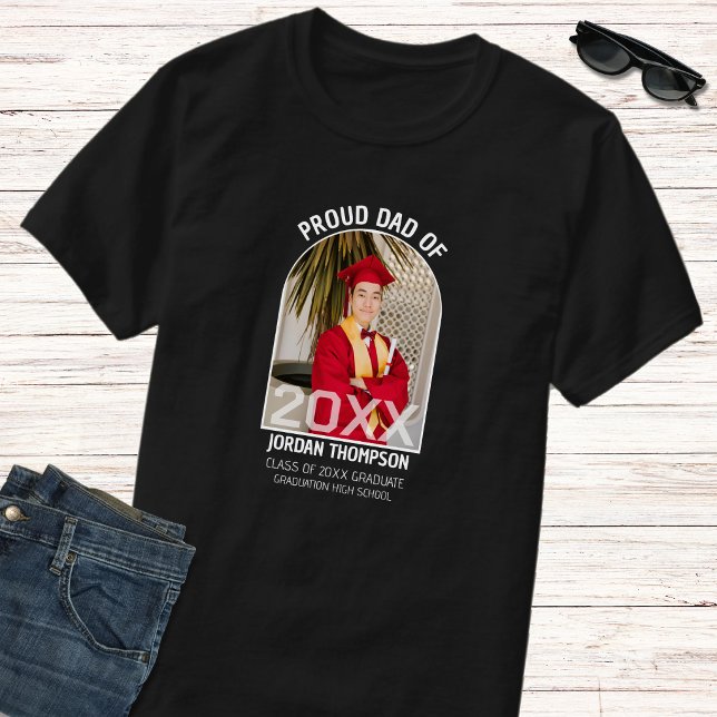 Proud Dad Black & White Arch Photo Class Of 2026 T-Shirt (Von Creator hochgeladen)