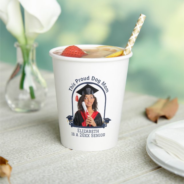 Proud Dog Mum ist ein Senior - Custom Abschluss Pappbecher (In Situ)