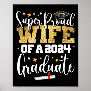 Proud Ehefrau 2024 Graduate Senior Abschluss Uni Poster
