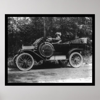 Proud Frau Hinter dem Rad ihres Autos 1914 Poster