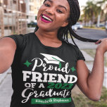 Proud Friend 2023 Graduierte schwarz grüner Tassel T-Shirt<br><div class="desc">Feiern Sie den Abschluss Ihres Freundes mit diesem modernen T - Shirt mit einem "Proud FRIEND of a 2023 Graduate"-Typografie in schwarz und grün; passen Sie diesen T - Shirt einfach mit dem Abschluss Jahr und dem Namen des Absolventen durch Bearbeiten der Vorlagenfelder. Dieser T - Shirt ist Teil unserer...</div>