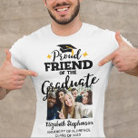 Proud Friend of the graduate Foto name T-Shirt<br><div class="desc">Feiern Sie den Abschluss Ihres Freundes mit diesem modernen T - Shirt mit einer "Proud FRIEND of the Graduate"-Caption in schwarzen zeitgenössischen Schriftart, die mit einem Graduierdeckel mit goldener Tassel dekoriert sind. Anpassen Sie diesen T - Shirt einfach mit einem Bild des Absolventen, des Abschlusses und des Schulnamens, indem Sie...</div>