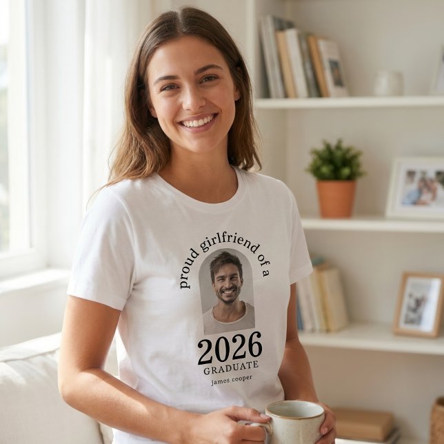 Proud Girlfriend of 2025 Graduate Arch Foto T-Shirt (Von Creator hochgeladen)