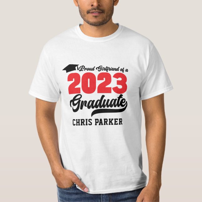 Proud Girlfriend of a 2023 Graduate Red Script T-Shirt (Vorderseite)