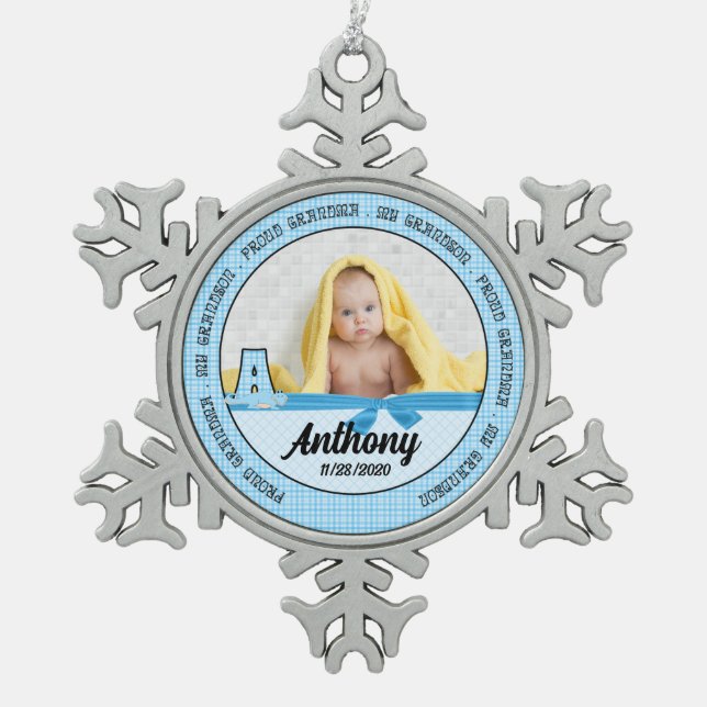 Proud Grandma Baby Blue Monogram A Schneeflocken Zinn-Ornament (Vorderseite)