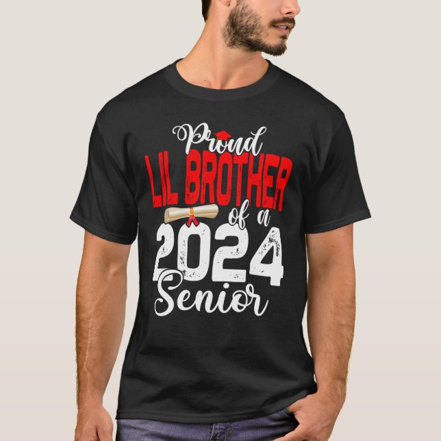Proud Lil Bruder einer Klasse von 2024 Senior Grad T-Shirt (Vorderseite)