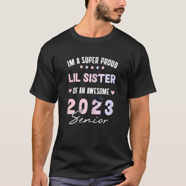Proud Lil Sister Class 2023 Graduate Senior Gradua T-Shirt (Vorderseite)