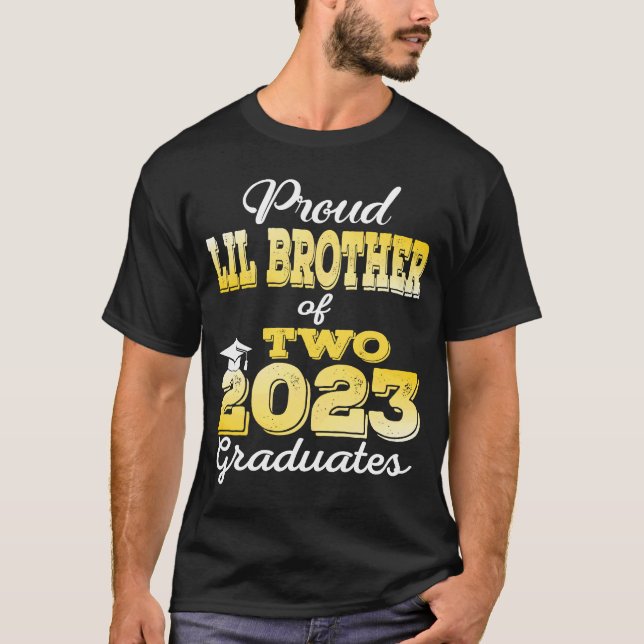 Proud Little Brother of Two 2023 Graduate Class 20 T-Shirt (Vorderseite)