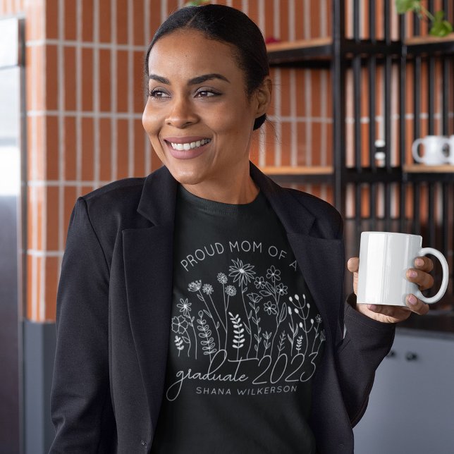 Proud Mama Graduate Blooming Wildblume Moderne T-Shirt (Von Creator hochgeladen)