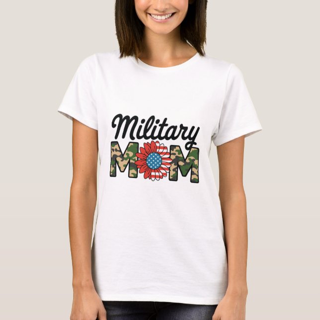 Proud Military Mom Camo and American Flag Design T-Shirt (Vorderseite)