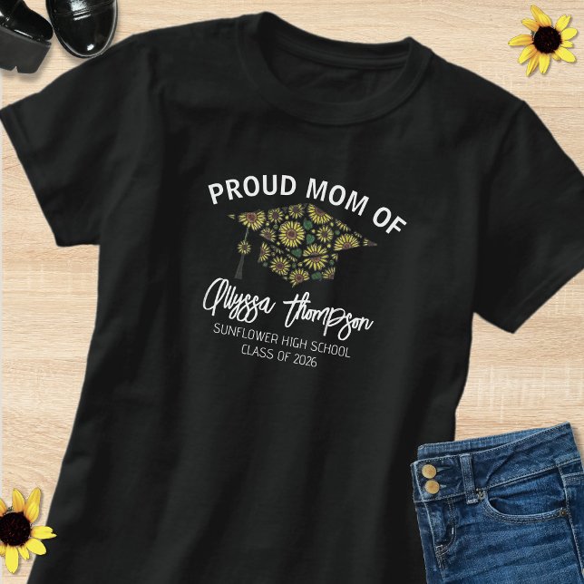 Proud Mom Class Of 2026 Graduate Floral Grad Cap T-Shirt (Von Creator hochgeladen)