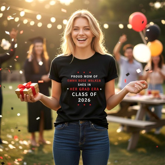 Proud Mom Her Grad Era Class of 2026 Red Black  T-Shirt (Von Creator hochgeladen)