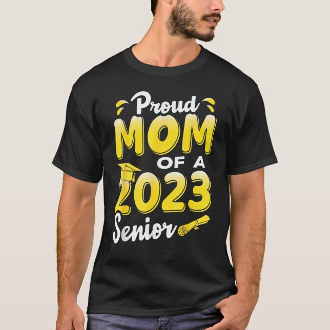 Proud Mom Of A 2023 Senior Funny Graduation_1 T-Shirt (Vorderseite)