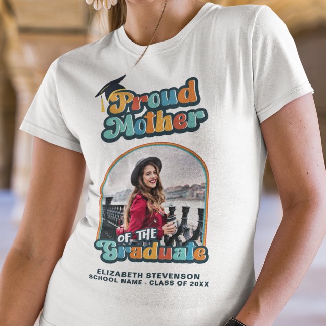 Proud Mother of the graduate Foto groovy Retro T-Shirt (Von Creator hochgeladen)