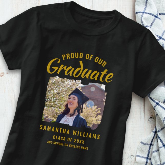 Proud Of Our Graduate 2026 Photo Graduation Black T-Shirt (Von Creator hochgeladen)