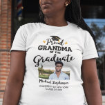 Proud Oma des Graduierten Foto Name T - Shirt<br><div class="desc">Feiern Sie den Abschluss Ihres Enkels oder Großaukers mit diesem modernen T - Shirt mit einer "Proud GRANDMA of the Graduate"-Caption in schwarzen zeitgenössischen Schriftart, die mit einer Graduierenkappe mit goldener Tassel dekoriert sind. Anpassen Sie diesen T - Shirt einfach mit einem Bild des Absolventen, des Abschlusses und des Schulnamens,...</div>