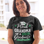 Proud Oma von 2023 Absolvent grüne Tassel T-Shirt<br><div class="desc">Feiern Sie den Abschluss Ihres Enkels oder Großaukers mit diesem modernen T - Shirt mit einem "Proud GRANDMA of a 2023 Graduate" Typografie in weiß und grün Schriftart mit einem schwarzen Graduierdeckel mit grüner Tassel; personalisieren Sie diesen T - Shirt einfach mit dem Jahr des Abschlusses und dem Namen des...</div>