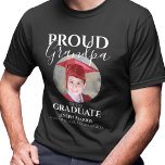 Proud Opa des Absolventen | FOTO T - SHIRT<br><div class="desc">Moderner stolzer Opa der Graduiertenhemden mit einem Foto und Vorlagentext mit dem Aufdruck "PROUD GRANDPA DES GRADUATS, IHRER NAME, KINDERGARTEN/SCHOOL/UNI UND KLASSE OF". Sie sind leicht editiert und können angepasst werden, um zu sagen, Mama, Papa, Tante, Onkel, Großvater, Schwester, Bruder und mehr alle Schriftart Stile, Größen und Farben können leicht...</div>