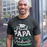 Proud Papa von einer 2023-Graduierten-Familie, die T-Shirt<br><div class="desc">Feiern Sie den Abschluss Ihres Sohnes oder Ihrer Tochter mit diesem modernen T - Shirt mit der "Proud PAPA of a 2023 Graduate" Typografie in Weiß und Grün; passen Sie diesen T - Shirt einfach mit dem Abschluss Jahr und dem Namen des Absolventen durch Bearbeiten der Vorlagenfelder an.</div>