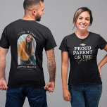 Proud Parud Abschluss Day T - Shirt<br><div class="desc">Moderner Abschluss T - Shirt mit einem Imitat Goldfolie grad Mütze,  das Sprichwort "stolze Eltern des Absolventen",  die personalisiert sein kann Mama,  Papa,  bestie,  Schwester,  Bruder,  Oma,  Opa oder andere Titel! Auf der Rückseite ist ein Foto des Absolventen,  ihren Namen,  Klassenzimmer,  und die Schule oder Uni,  die sie besucht.</div>