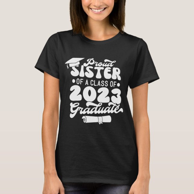Proud SISTER einer Klasse von 2023 Graduate Retro T-Shirt (Vorderseite)