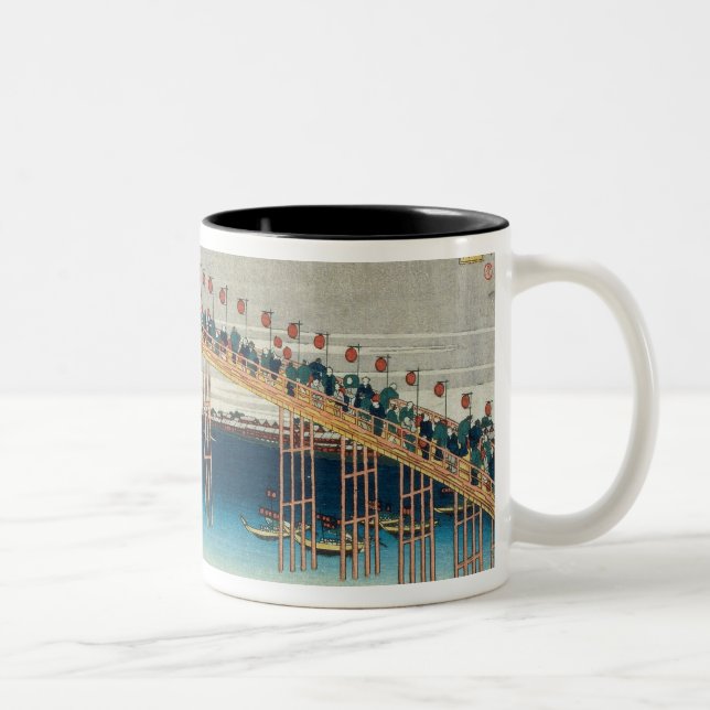 Prozession über einer Brücke (Farbewoodblock Zweifarbige Tasse (Rechts)