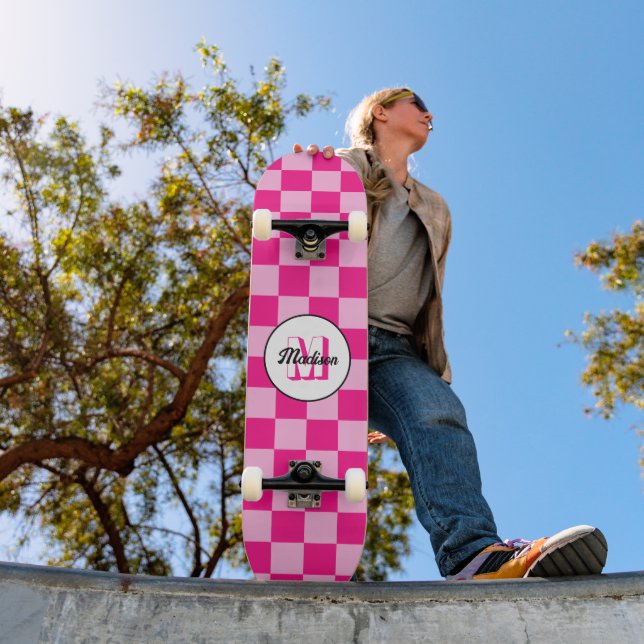 Prüflichtes, heißrosa geometrisches Retro-Monogram Skateboard (Außenbereich 1)