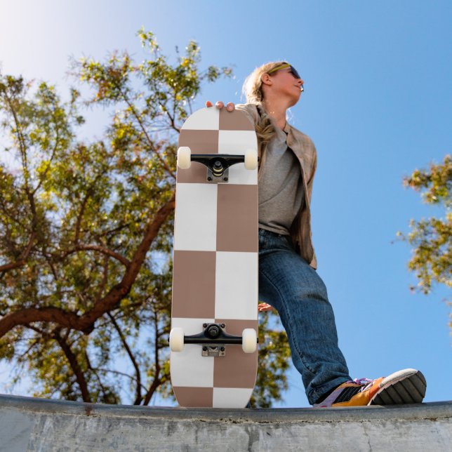 Prüfmuster in Weiß und Mocha Mousse Skateboard (Außenbereich 1)