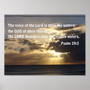 Psalm 29:3 Die Stimme des Herrn ist auf dem Wasser Poster