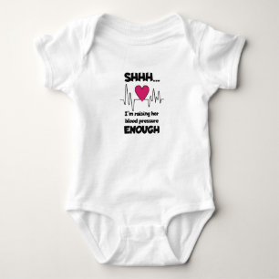 „Pssst… ich erhöhe gerade ihren Blutdruck genug.“  Baby Strampler