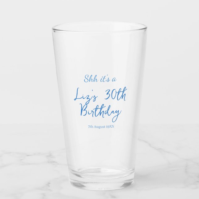 psst, ein 30. Geburtstag Name Datum blau einfache  Glas (Vorderseite)