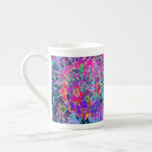 Psychedelische farbenfrohe rote und violette Blume Prozellantasse