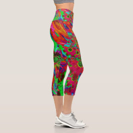 Psychedelische Groovy Rot und Grüne Wildblumen Capri Leggings