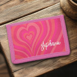 Psychedelische Herzkalligraphie Skriptnamen Pinks Tri-fold Geldbeutel<br><div class="desc">Ein trendiges Herzmuster mit Pastellpinken und Rot. Dieses Retro-Design wird durch das moderne Drehbuch mit einer funky, modernen Touch ergänzt. Fügen Sie Ihren Namen hinzu oder löschen Sie den Text für ein lustiges mädchenhaftes Design. Der Name ist ein angesagtes Skript in großer weißer Größe. Wenn Sie auf den Link "Anpassen"...</div>