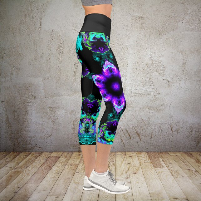Psychedelische Hippie-Blume Lila Aquamarin und Bla Capri Leggings (Von Creator hochgeladen)