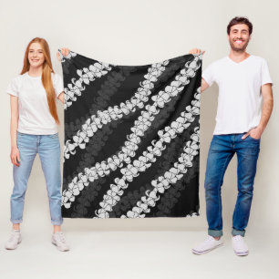 Puakenikeni lei fleecedecke