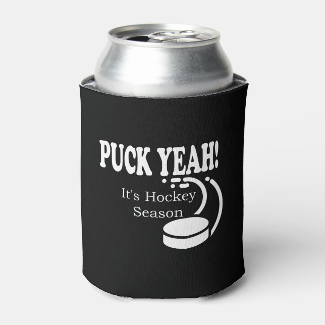 Puck Yeah Es ist Hockey Saison Dosenkühler (Kanne Vorderseite)