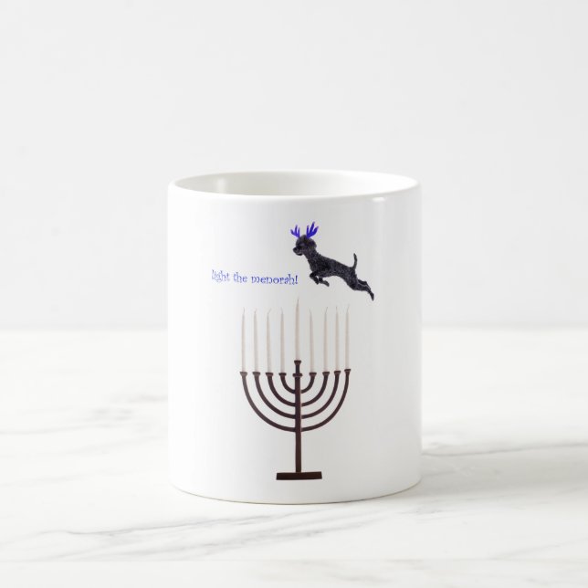 Pudel-Hunderen Chanukkas Menorah schwarzes Tasse (Mittel)