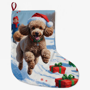 Pudel läuft im Schnee mit Weihnachtsmütze Großer Weihnachtsstrumpf