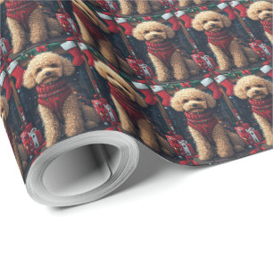 Pudel mit Weihnachtsgeschenken am Kamin Geschenkpapier