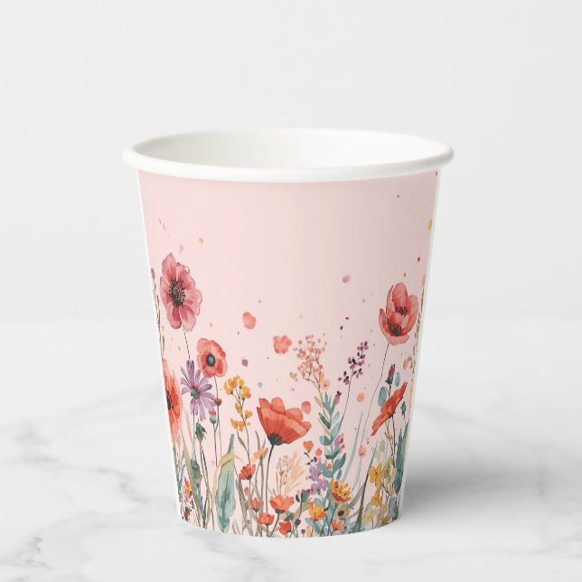 Puderrosa Hintergrund mit Mohn & Wildblumen Pappbecher (Vorderseite)