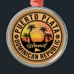 Puerto Plata Dominikanische Republik Ornament Aus Metall<br><div class="desc">Ein einzigartig Retro Mitte des Jahrhunderts moderne Puerto Plata Dominikanische Republik Kunstdruck in Vintage Reise Poster Stil. Es verfügt über eine geschwungene Palme am Sandstrand mit Ozean unter einem blauen bewölkten Himmel.</div>