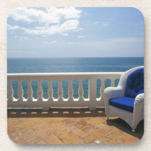 Puerto Rico. Korbsessel und Fliesen-Terrasse an Untersetzer