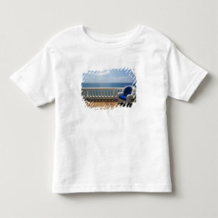 Puerto Rico. Korbstuhl und geflieste Terrasse bei Kleinkind T-shirt