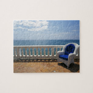 Puerto Rico. Korbstuhl und geflieste Terrasse bei Puzzle
