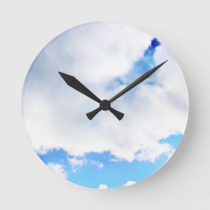 Puffy White Clouds and Blue Sky Runde Wanduhr