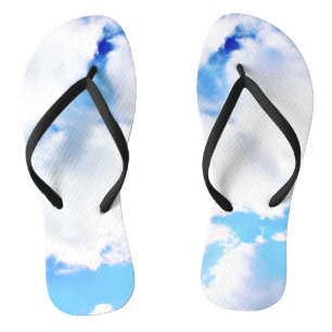Puffy White Clouds und Blue Sky Flip Flops