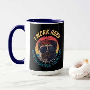 Pug ICH ARBEITE HART Tasse