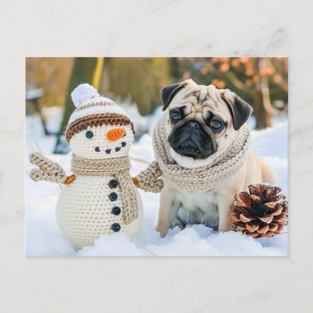 Pug Sitting Next to Snowman in Winter Postkarte (Vorderseite)